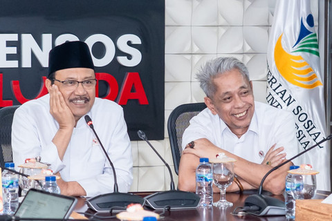 Menteri Sosial Saifullah Yusuf (Gus Ipul) didampingi Wamensos Agus Jabo Priyono memberikan arahan kepada Kepala Sekolah Rakyat menjelang Masa Pengenalan Lingkungan Sekolah (MPLS) secara daring di Kantor Kemensos, Senin (13/7/2026). Foto: Kemensos RI