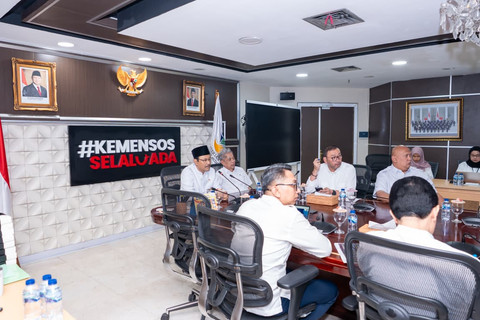 Menteri Sosial Saifullah Yusuf (Gus Ipul) didampingi Wamensos Agus Jabo Priyono memberikan arahan kepada Kepala Sekolah Rakyat menjelang Masa Pengenalan Lingkungan Sekolah (MPLS) secara daring di Kantor Kemensos, Senin (13/7/2026). Foto: Kemensos RI