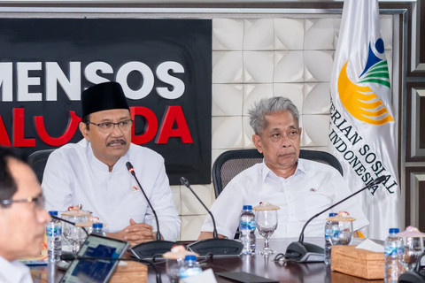 Menteri Sosial Saifullah Yusuf (Gus Ipul) didampingi Wamensos Agus Jabo Priyono memberikan arahan kepada Kepala Sekolah Rakyat menjelang Masa Pengenalan Lingkungan Sekolah (MPLS) secara daring di Kantor Kemensos, Senin (13/7/2026). Foto: Kemensos RI