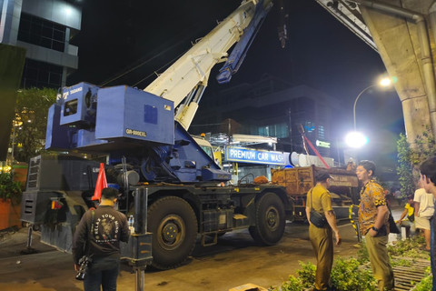Petugas melakukan proses evakuasi jembatan penyeberangan orang (JPO) di Jalan Kapten Tendean, Jakarta, Selasa (14/7/2026). Foto: Aditya Nugraha/kumparan