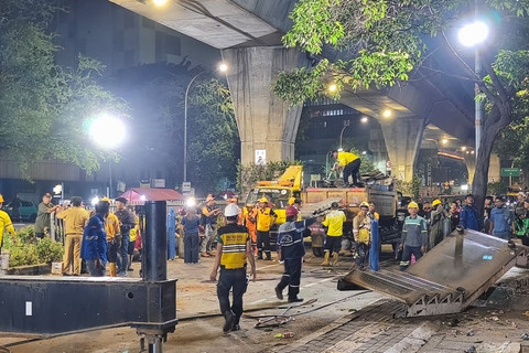 Petugas melakukan proses evakuasi jembatan penyeberangan orang (JPO) di Jalan Kapten Tendean, Jakarta, Selasa (14/7/2026). Foto: Aditya Nugraha/kumparan