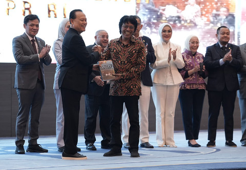 Wakil Ketua Badan Aspirasi Masyarakat (BAM) DPR RI Adian Napitupulu menerima secara simbolis Buku Anotasi KUHAP yang diluncurkan Komisi III DPR RI di Kompleks Parlemen Senayan, Jakarta, Selasa (14/7). Foto: Dok. Istimewa