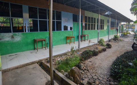 Pekerja kebersihan menyapu lantai sekolah pascaledakan bom rakitan di Madrasah Aliyah Negeri (MAN) 3 Padang, Sumatera Barat, Selasa (14/7/2026). Foto: Fitra Yogi/ANTARA FOTO