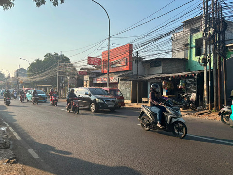 Pantauan lokasi pasca kejadian kecelakaan mobil pada Selasa (14/7) malam di Jalan Raya Pondok Gede di depan bank BCA Cabang Pondok Gede Raya, Rabu (15/7/2026). Foto: Pradya Tirta/kumparan