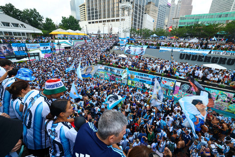 Para penggemar Argentina berkumpul menjelang pertandingan Semifinal Piala Dunia FIFA 2026 antara Inggris vs Argentina di Atlanta, Georgia, AS, Selasa (14/7/2026). Foto: Nathan Ray Seebeck/USA TODAY Sports via REUTERS