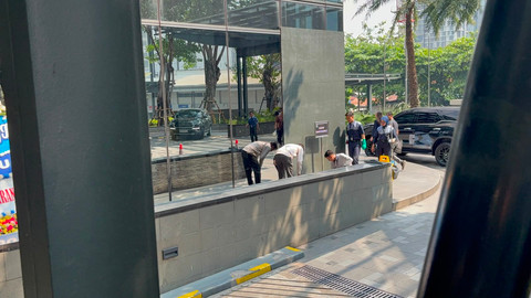 Kaca gedung yang ditabrak mobil di kawasan SCBD, Jakarta Selatan, Rabu (15/7). Foto: Rayyan Farhansyah/kumparan