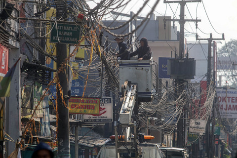Pekerja melakukan penataan kabel utilitas di Jalan Raya Jakarta-Bogor, Kabupaten Bogor, Jawa Barat, Rabu (15/7/2026). Foto: ANTARA FOTO/Yulius Satria Wijaya