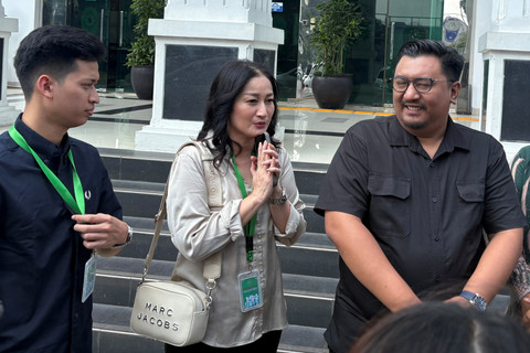 Ibu Keisya Levronka, Levi Leonita Havron usai menghadiri persidangan gugatan putranya terhadap UNTAR di Pengadilan Negeri Jakarta Barat, Rabu (15/7/2026).  Foto: Salsha Okta Fairuz/kumparan