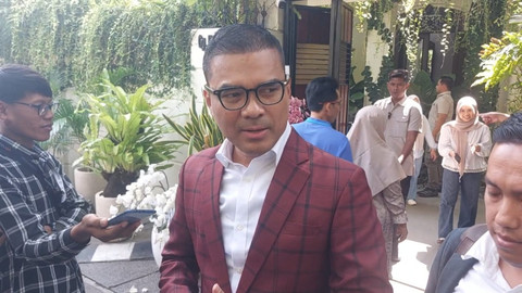 Wakil Ketua Umum PSI Ronald A. Sinaga atau Bro Ron berkunjung ke kediaman Presiden ke-7 RI Joko Widodo (Jokowi) di Solo. Foto: kumparan