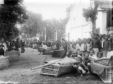 Para pekerja di era kolonial (source CC Wikimedia Commons).