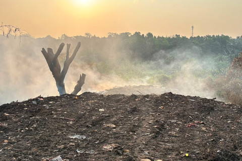 Asap putih yang cukup tebal di gunungan sampah yang berada di kawasan Cikeas, Kab Bogor, Rabu (15/7/2026). Foto: Nauval Pratama/kumparan
