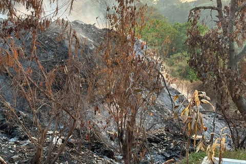 Asap putih yang cukup tebal di gunungan sampah yang berada di kawasan Cikeas, Kab Bogor, Rabu (15/7/2026). Foto: Nauval Pratama/kumparan