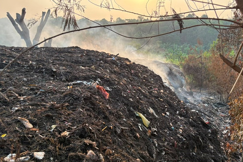 Asap putih yang cukup tebal di gunungan sampah yang berada di kawasan Cikeas, Kab Bogor, Rabu (15/7/2026). Foto: Nauval Pratama/kumparan