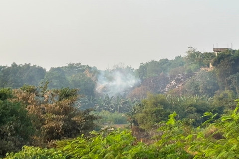 Asap putih yang cukup tebal di gunungan sampah yang berada di kawasan Cikeas, Kab Bogor, Rabu (15/7/2026). Foto: Nauval Pratama/kumparan