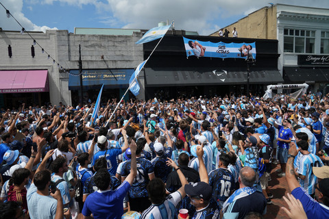 Pendukung Timnas Argentina berkumpul sebelum pertandingan melawan Inggris pada semifinal Piala Dunia 2026 di Atlanta, Georgia, AS, Rabu (15/7/2026). Foto: Megan Varner/REUTERS