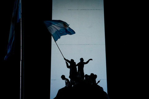Sejumlah pendukung timnas Argentina berkumpul di monumen Obelisk di Buenos Aires, Argentina, Rabu (15/7/2026), untuk merayakan keberhasilan Argentina melaju ke babak final Piala Dunia. Foto: Mariana Nedelcu/REUTERS