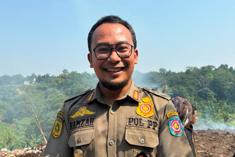 Kasi Trantibum Kecamatan Gunung Putri Hamzah Perwiranegara saat meninjau lokasi pembakaran sampah di kawasan Cikeas, Bogor, Kamis (16/7/2026). Foto: Nasywa Athifah/kumparan