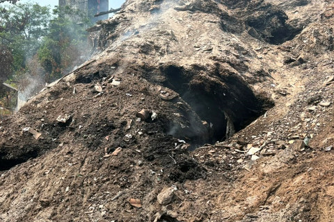 Sumber keluarnya asap dari tumpukan sampah di kawasan Cikeas, Bogor, Kamis (16/7/2026). Foto: Nasywa Athifah/kumparan