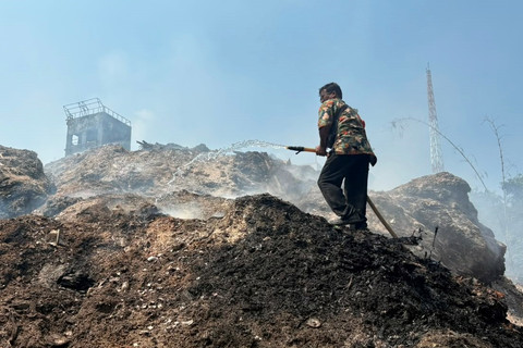 Upaya pemadaman yang dilakukan warga yang menumpuk sampah di kawasan Cikeas, Bogor, Kamis (16/7/2026). Foto: Nasywa Athifah/kumparan