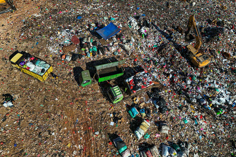 Foto udara pekerja mengoperasikan ekskavator di area Tempat Pembuangan Akhir (TPA) Antang, Makassar, Sulawesi Selatan, Kamis (16/7/2026). Foto: ANTARA FOTO/Hasrul Said