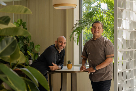 Head Chef AMICI Bali, Chef Alessandro D&rsquo;Amico, bersama Chef de Cuisine SKAI Bar & Grill, Chef Samuel Barus. Foto: SKAI Bar & Grill 