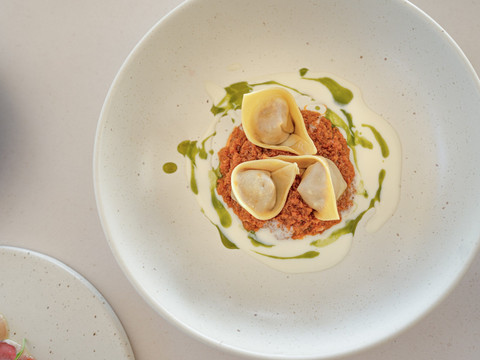 Homemade Ravioli dengan Wagyu Tokusen Oxtail Ragout. Foto: SKAI Bar & Grill 
