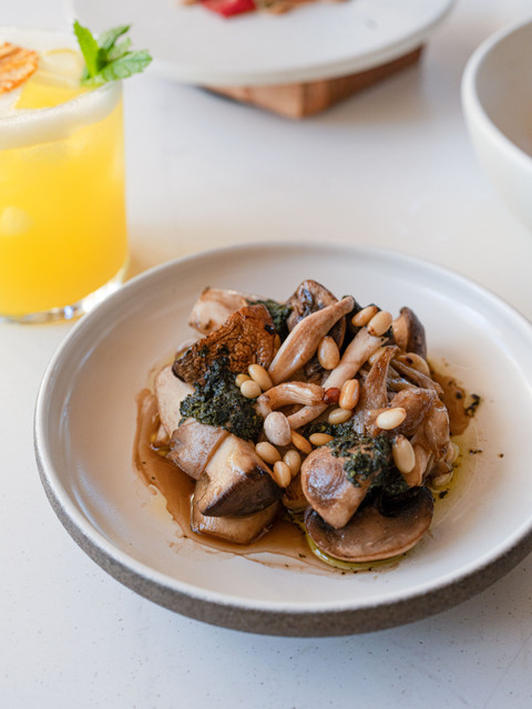 Hidangan pendamping musiman Grilled Wild Mushroom. Foto: SKAI Bar & Grill 