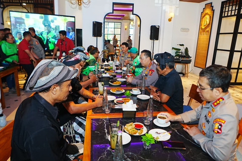 Kapolri Jenderal Polisi Drs. Listyo Sigit Prabowo berbincang dengan pecalang dan komunitas ojek online di Kabupaten Badung, Bali, Kamis (16/7/2026). Foto: Dok. Polri