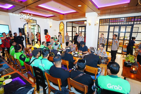 Kapolri Jenderal Polisi Drs. Listyo Sigit Prabowo berbincang dengan pecalang dan komunitas ojek online di Kabupaten Badung, Bali, Kamis (16/7/2026). Foto: Dok. Polri