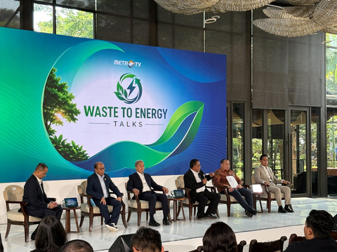 Direktur Energi Baru Terbarukan PT PLN (Persero), Suroso Isnandar (kedua dari kiri), pada agenda Waste to Energy Talks di Jakarta, Kamis (16/7/2026). Foto: Muhammad Fhandra Hardiyon/kumparan