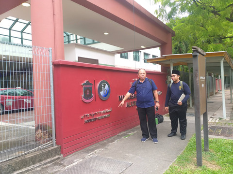 Prof Agus Trihartono bersama santri Madrasah Aljuneid Al Islamiah di Singapura. Foto: Dokumentasi penulis.