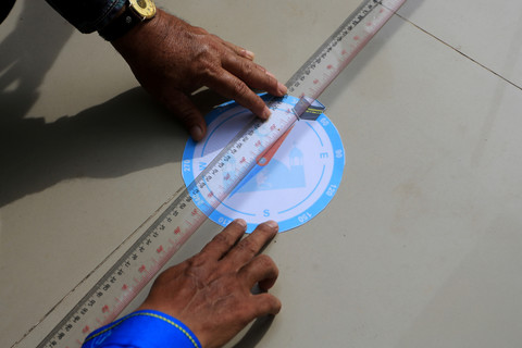 Petugas Kantor Kementerian Agama (Kemenag) Aceh Barat mengarahkan kompas saat mengukur arah kiblat pada Gerakan Nasional indonesia Berkiblat 2026 di Masjid Nurul Huda Desa Kampung Belakang, Johan Pahlawan, Aceh Barat, Aceh, Rabu (15/7/2026). Foto: Syifa Yulinnas/ANTARA FOTO
