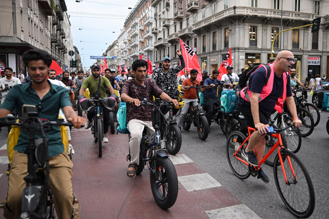 Para pengantar makanan menggunakan sepeda berkumpul saat protes terhadap peraturan sementara Pemerintah Kota Milan imbas gelombang panas di Italia,  pada 15 Juli 2026. 
 Foto: Piero Cruciatti/AFP