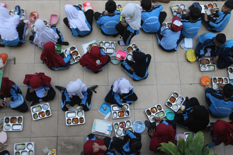 Sejumlah siswa menikmati menu makanan sehat saat penyaluran Program Makan Bergizi Gratis (MBG) di salah satu sekolah dasar di Kelurahan Purwantoro, Kota Malang, Jawa Timur, Kamis (16/7/2026). Foto: Ari Bowo Sucipto/ANTARA FOTO