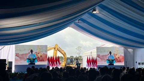 Menteri ESDM Bahlil Lahadalia saat seremoni groundbreaking proyek LNG Abadi Masela di Kepulauan Tanimbar, Maluku Tenggara Barat, Kamis (16/7/2026). Foto: Fariza Rizky Ananda/kumparan