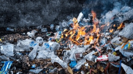 Ilustrasi pembakaran sampah. (Sumber: shutterstock.com).