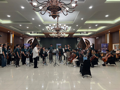 Peserta Melbourne Symphony Orchestra bersama peserta Youth Music Camp mengikuti latihan menjelang konser kolaborasi di Griya Persada Hotel & Convention, Kaliurang, Sleman, Rabu (15/7). Foto Dzaky Fauzi/Pandangan Jogja