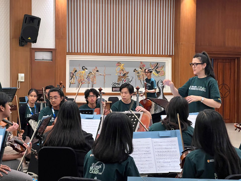 Pelatih dari Melbourne Symphony Orchestra (MSO), Sarah Curro, memimpin sesi latihan peserta Youth Music Camp menjelang konser kolaborasi di Griya Persada Hotel & Convention, Kaliurang, Sleman, Rabu (15/7). Foto: Dzaky Fauzi/Pandangan Jogja