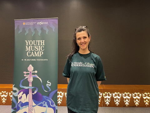 Pelatih Melbourne Symphony Orchestra (MSO), Sarah Curro, telah mendampingi peserta Youth Music Camp selama satu dekade dalam program kolaborasi bersama Dinas Kebudayaan Daerah Istimewa Yogyakarta (DIY). Foto: Dzaky Fauzi/Pandangan Jogja