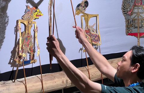 Dalang, Fani Rickyansah mengikuti sesi latihan menjelang konser kolaborasi orkestra dan wayang di Griya Persada Hotel & Convention, Kaliurang, Sleman, Rabu (15/7). Foto: Dzaky Fauzi/Pandangan Jogja.