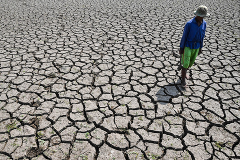 Petani memperlihatkan kondisi sawah irigasi anak Sungai Cimulu yang mengering di Kampung Ciwasmandi, Kelurahan Sukajaya, Kecamatan Purbaratu, Kota Tasikmalaya, Jawa Barat, Kamis (16/7/2026). Foto: Adeng Bustomi/ANTARA FOTO