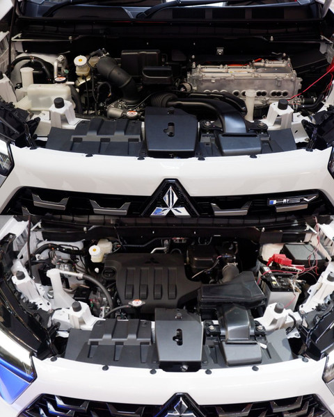 Detail perbedaan Mitsubishi Xforce HEV (atas) dan Mitsubishi Xforce Ultimate ICE (bawah). Foto: Sena Pratama/kumparan