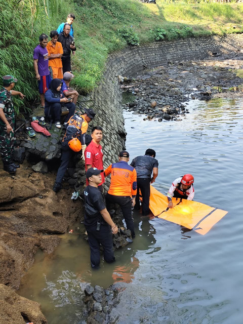 Tim SAR gabungan saat mencari jasad dua bocah yang dilaporkan tenggelam di saluran irigasi Singomerto, Desa Kalibenda, Kecamatan Sigaluh, Kabupaten Banjarnegara. Foto: Dok. Istimewa