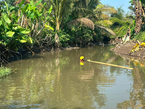 Tim SAR gabungan saat mencari jasad dua bocah yang dilaporkan tenggelam di saluran irigasi Singomerto, Desa Kalibenda, Kecamatan Sigaluh, Kabupaten Banjarnegara. Foto: Dok. Istimewa