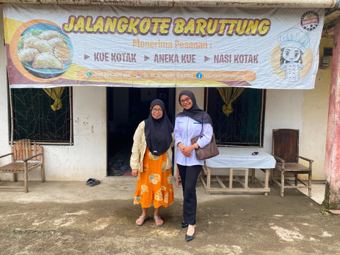 Nuraenun atau Ainun sebagai Account Officer PNM Mekaar di Bulukumba (kanan) saat mendampingi nasabah. Foto: Dok. PNM
