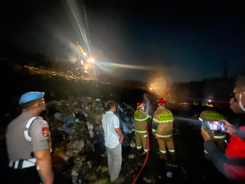 Petugas pemadam kebakaran memadamkan api di TPA Cipayung, Depok, Jawa Barat, Kamis (16/7/2026). Foto: kumparan