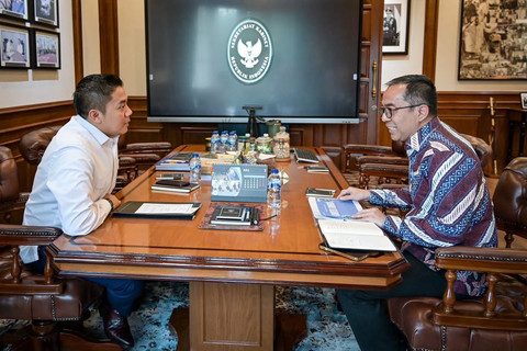 Seskab Teddy Indra Wijaya menerima Menteri Pendidikan Tinggi, Sains, dan Teknologi, Brian Yuliarto pada Kamis (16/7/2026). Foto: Instagram/ @sekertariat.kabinet