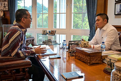 Seskab Teddy Indra Wijaya menerima Menteri Pendidikan Tinggi, Sains, dan Teknologi, Brian Yuliarto pada Kamis (16/7/2026). Foto: Instagram/ @sekertariat.kabinet