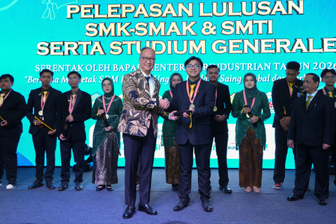 Menperin Agus Gumiwang dalam pelepasan lulusan SMK-SMAK & SMTI binaan Kemenperin. Foto: Kemenperin.