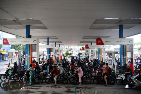 Pengendara antre membeli BBM jenis pertalite di salah satu SPBU di Medan, Sumatera Utara, Kamis (16/7/2026). Foto: Yudi Manar/ANTARA FOTO